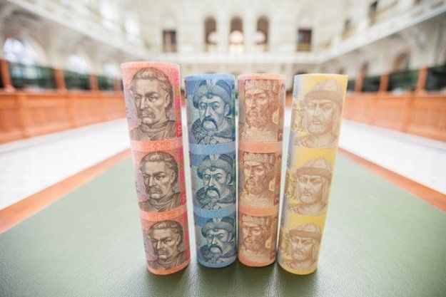 Нацбанк Украины продал на аукционе неразрезанными 9,8 миллиона гривен.