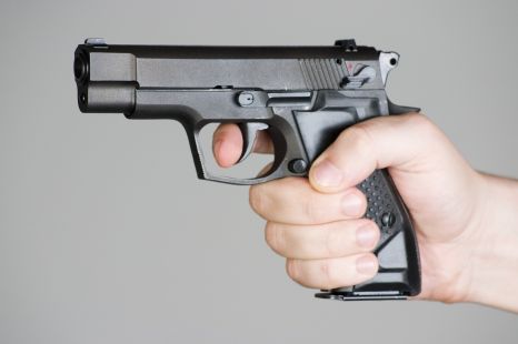 Poliţia s-a deplasat imediat la adresa indicată, unde a găsit patru cadavre: două femei şi doi bărbaţi.