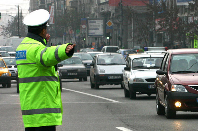Inspectorii de patrulare mai recomandă şoferilor să parcheze automobilele în locurile special amenajate şi să se conformeze indicaţiilor poliţiştilor.