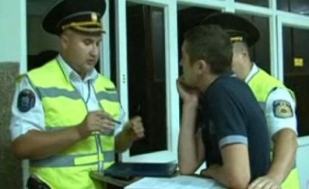 "S-a stabilit că dumnealui are 1,35 de miligrame per litru de alcool pur în aerul expirat", a declarat locotenentul de poliţie Igor Vozian, pentru un post privat de televiziune.