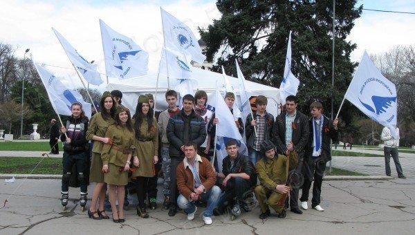 15 апреля 2013 года общественная организация "Лига русской молодежи" начала ежегодную акцию "Георгиевская ленточка", посвященную празднику 9 Мая. Фото: pressactors.com