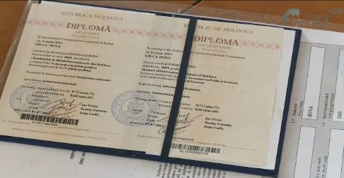 Новоиспечённые выпускники говорят, что счастливы получить диплом.