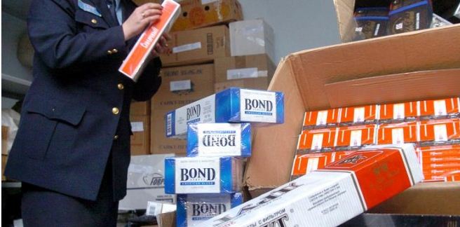Таможенная служба освободила от должности инспектора, подозреваемого к причастности к деятельности этой группы.