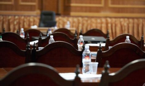 Ședințele au fost amânate „ în virtutea unui set sporit de inițiative legislative din domeniul social-economic".