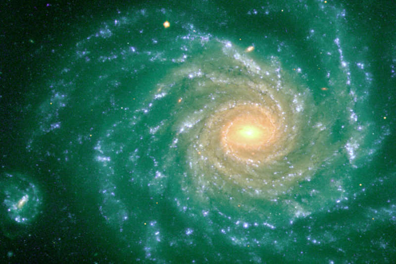 A fost nevoie de puterea combinată a telescoapelor spaţiale Hubble şi Spitzer pentru a detecta această galaxie