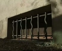  Doi copii francezi au fost obligaţi să trăiască, timp de trei ani, într-o pivniţă fără ferestre şi fără apă curentă.