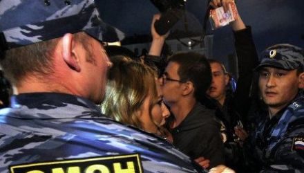 Manifestanţii au început o nouă serie de proteste cu o zi înainte de învestirea lui Putin.