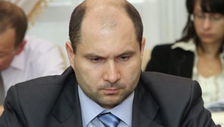 Și ministrul Economiei, Valeriu Lazăr, s-a apucat să-i citească lui Parlicov din lege ce obligații are ANRE. 