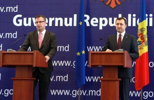 Prim-ministrul în exerciţiu Vlad Filat şi Ambasadorul Dirk Shuebel, şeful Delegaţiei UE la Chişinău, au vorbit astăzi, în cadrul unei conferinţe de presă
