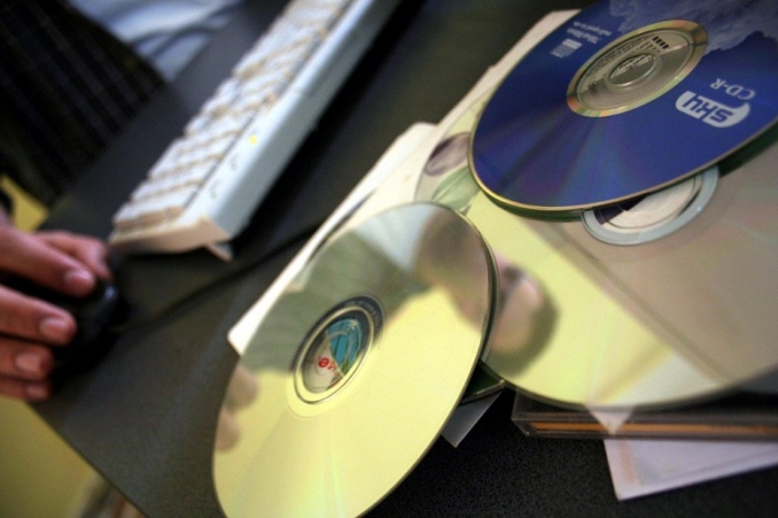 În urma percheţiilor, oamenii legii au confiscat peste 6.000 de CD-uri și DVD-uri cu softuri piratate.