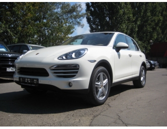 Молодой водитель заправил свой автомобиль Porsche Cayenne на станциях и уехал, не заплатив.