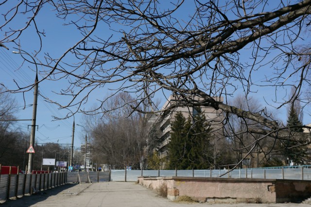 Proprietarii centrului sunt câțiva oameni de afaceri care susțin că au cumpărat terenul. Primăria mun. Chișinău confirmă acest lucru.