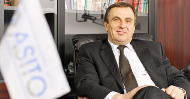 Motivele pentru care Adunarea generală a acţionarilor a adoptat o asemenea decizie nu au fost anunţate.