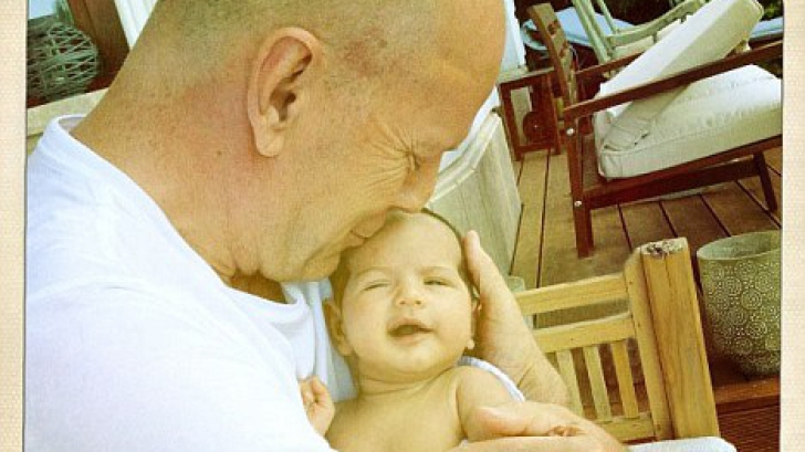 Bruce Willis se laudă că poate schimba scutecele murdare ale fiicei sale de 10 luni, Mabel, în mai puţin de 7 secunde.