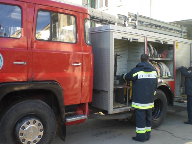 Potrivit Serviciului Protecție Civilă și Situații Excepționale, apelul privind izbucnirea incendiului a parvenit la ora 20.46 a serii de ieri.