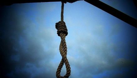Tragedia s-a produs aseară. Femeia a ieșit din casă, lăsând în urmă cei 4 copii, și s-a spânzurat în ogradă.