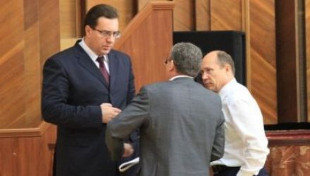 În orice caz, până la interzicerea simbolurilor comuniste. Prea mult i-ar costa pe Filat şi Lupu o asemenea mişcare
