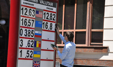 Experţii spun că de vină este cererea mare de valuta din partea importatorilor.