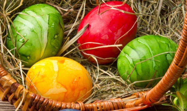 Cei care nu vor să apeleze la vopsea cumpărată, pot să folosească produse naturale. 