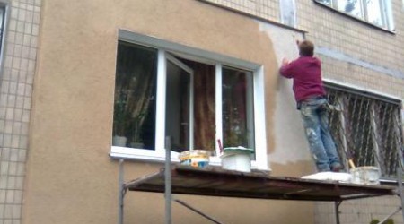 Если по-серьезному утеплять дом, то одними уплотнителями на окнах не обойтись. 