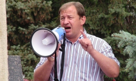 Кроме того, коммунисты боятся, чтобы их сторонники не обратили внимания на политических конкурентов.