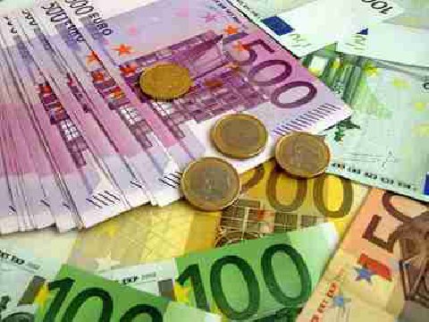  Guvernul R. Moldova va lua cu împrumut 150 de milioane de lei de la Banca Europeana de Investiţii pentru a reabilita drumurile din țară. 