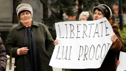 Manifestanții au scandat timp de aproape o oră „Jos mafia din Procuratura Generală!” și „Libertate lui Pricop!”.