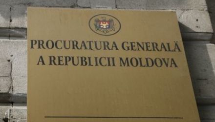 În amiaza zilei următoare, fata a fost găsită spânzurată în baia din curtea casei