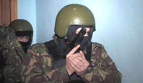 При бандите найдено $16 тыс. Фото: news.mail.ru