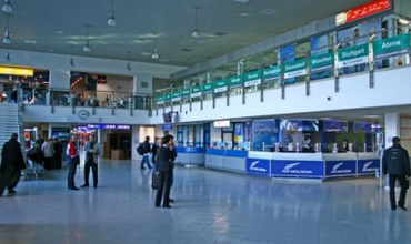 Mai mulţi pasageri susţin că au stat ore în şir în Aeroport, fără hrană şi somn.