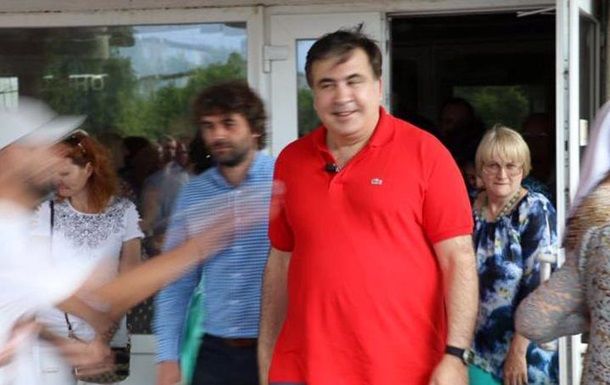 Бывший губернатор Одесской области требует от президента возместить стоимость испорченной футболки.