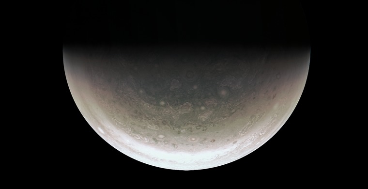Космический зонд NASA «Джуно» (Юнона) передал на Землю серию фотографий Юпитера.