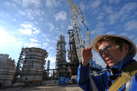 При этом при мировых ценах на нефть в $130 за баррель разрешается снизить запасы до уровня 10-дневного объема. Фото: tjk.rus4all.ru