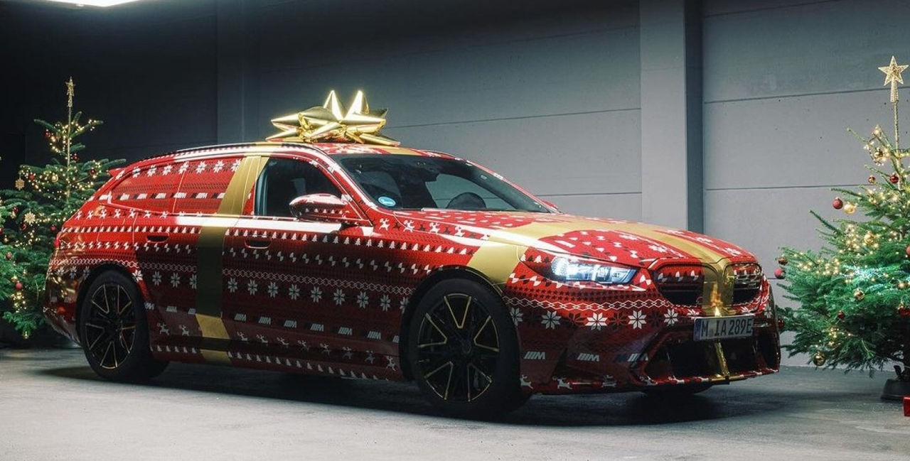 Новый BMW M5 2024 рассекретили в рождественском поздравлении.