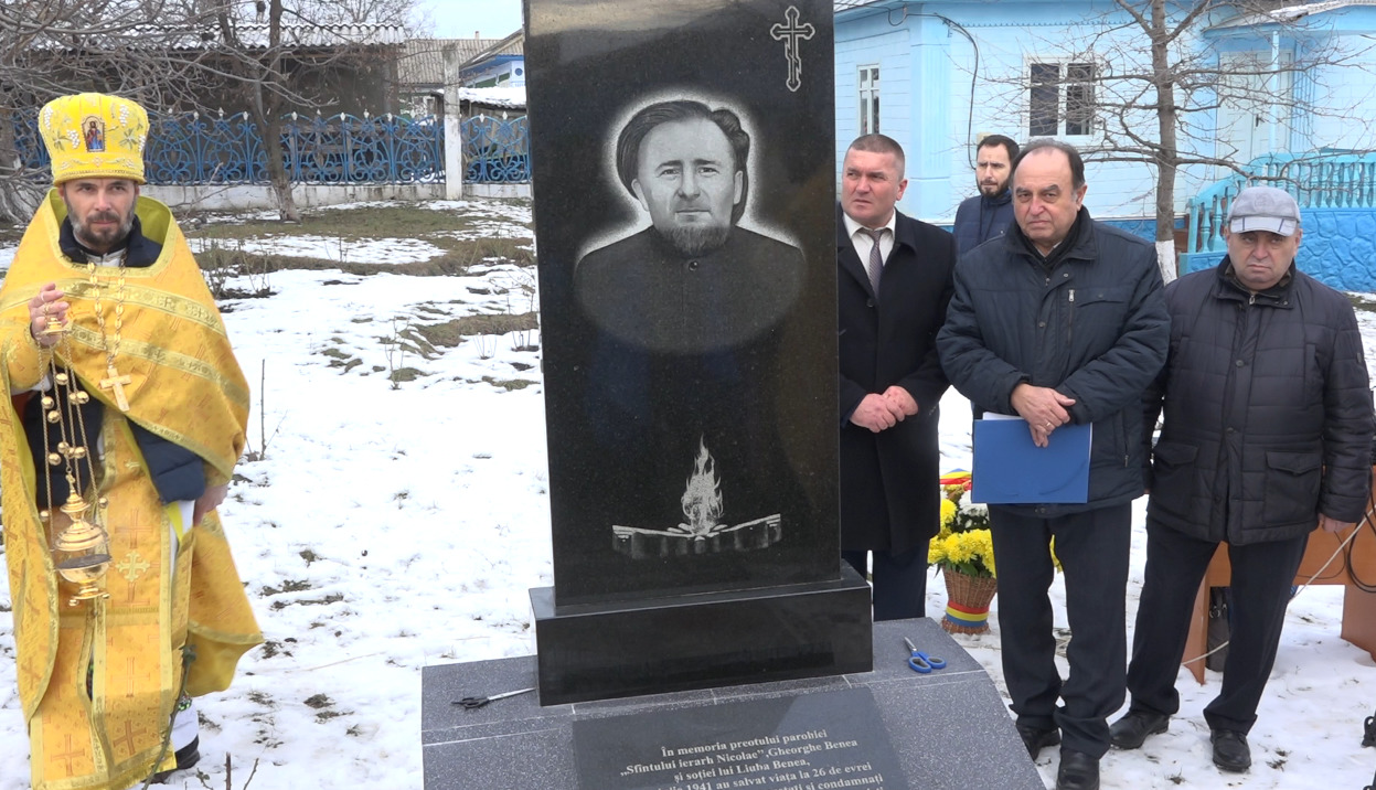 В селе Вэратик открыли памятник супругам, спасшим евреев в годы войны от смерти.
