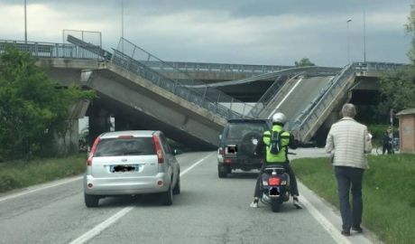 O pasarelă rutieră de intrare pe autostradă s-a prăbuşit în nordul Italie. Foto: repubblica.it