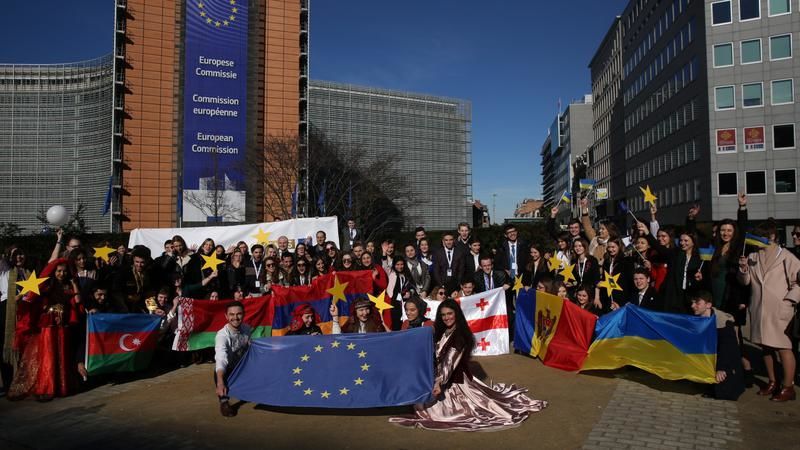 Молодые европейские послы участвуют в Брюсселе в праздничных мероприятиях.