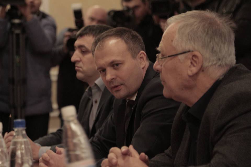 Cпикер парламента Андриан Канду на встрече с оппозицией.