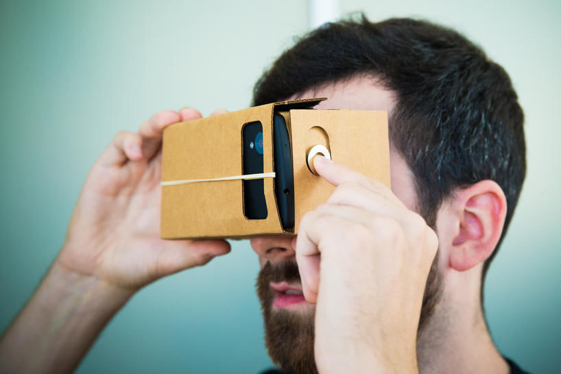 Google Cardboard — это доступные очки виртуальной реальности.