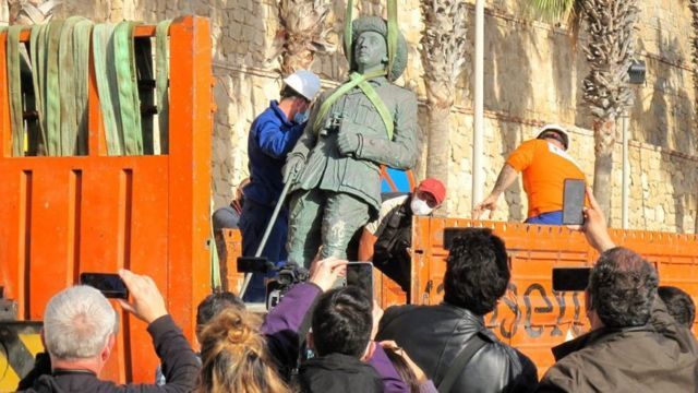 В Испании убрали последний памятник Франсиско Франко.