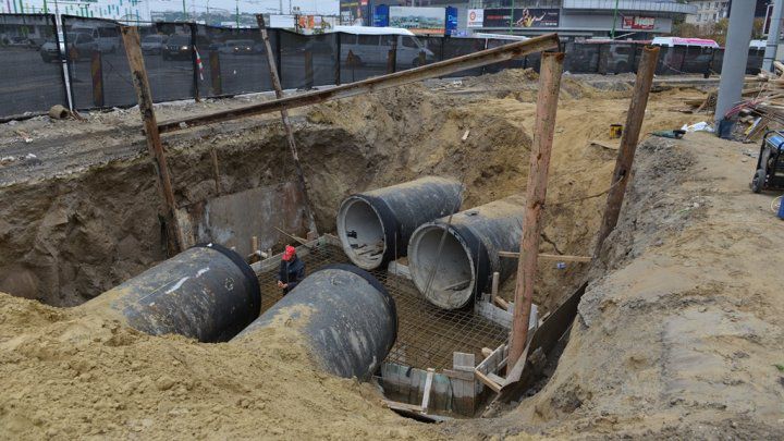 Haos după ploi. Municipalitatea nu are bani pentru a repara reţeaua de canalizare
