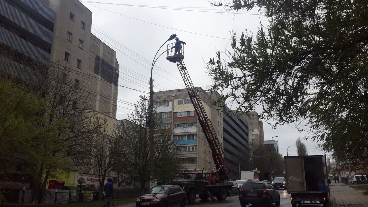 В преддверии Пасхи в столице восстанавливают уличное освещение.