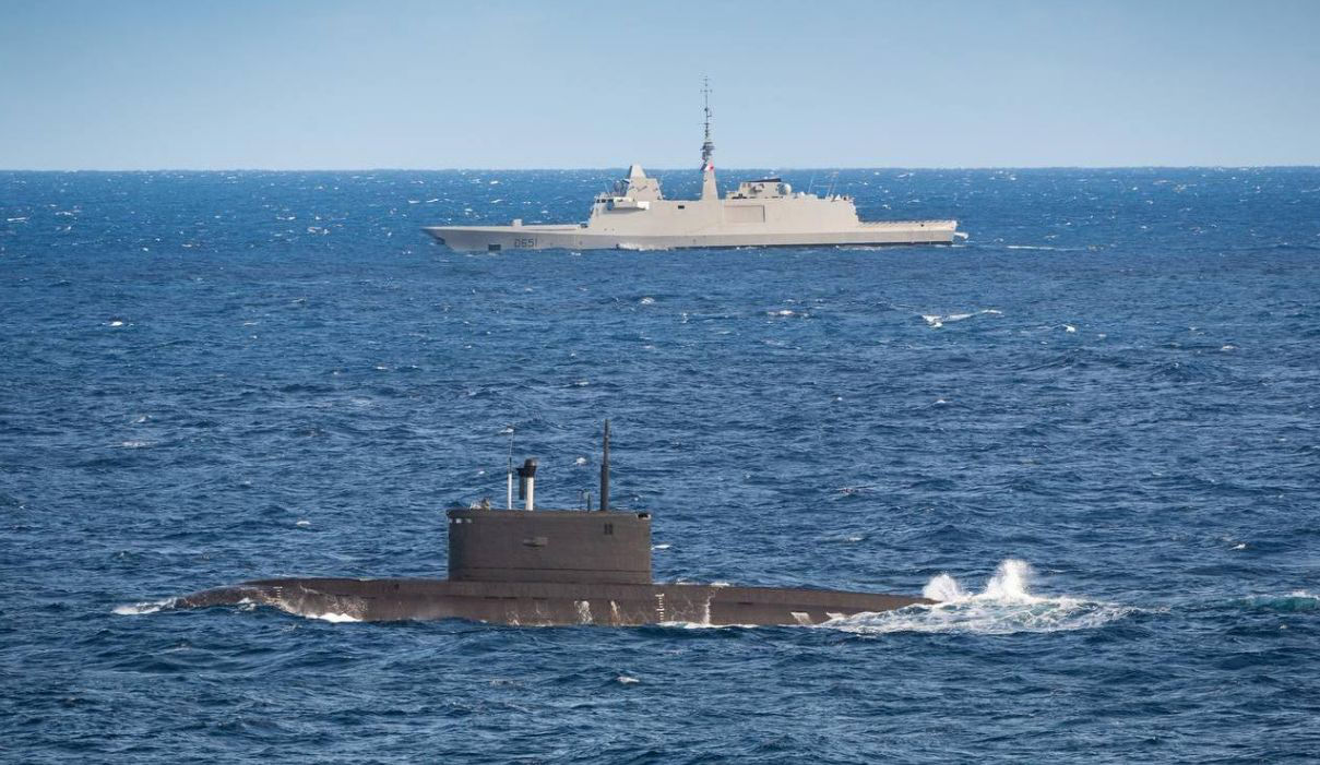 Франция заявила, что ее ВМС сопроводили подлодку «Новороссийск» в Бискайском заливе.