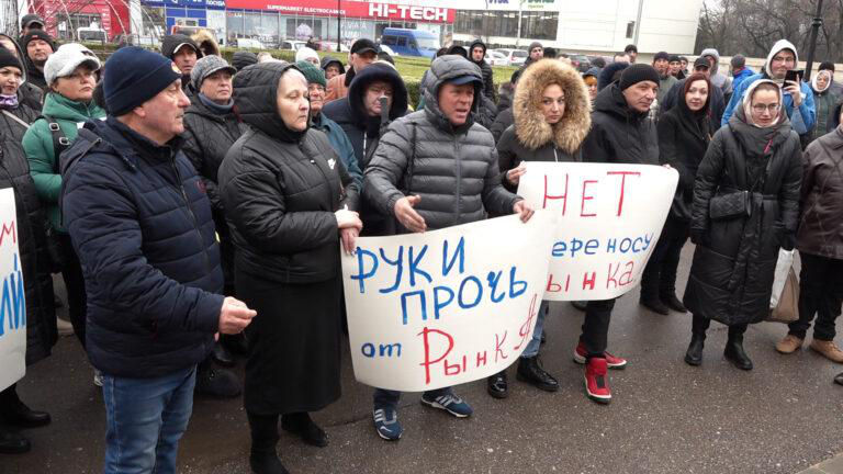 В Бельцах торговцы протестовали против переноса рынка.