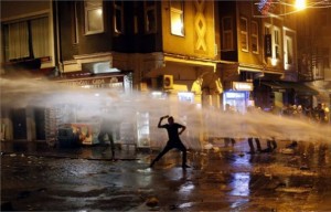 Mii de membri ai forțelor de securitate au blocat accesul în simbolica Piață Taksim.