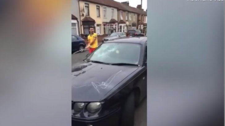 Românii care au şocat Marea Britanie: Cum au distrus o mașină