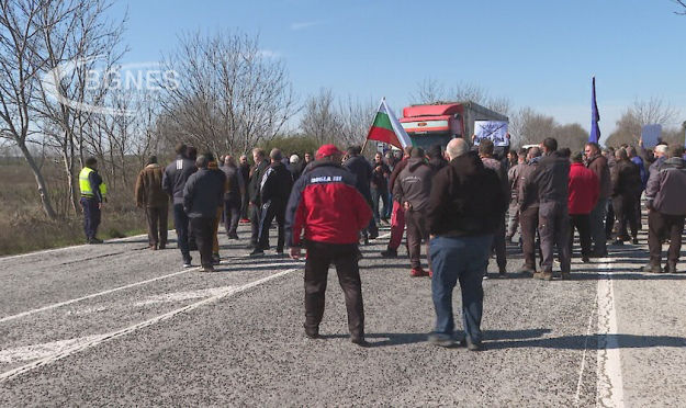 Протестующие недовольны беспошлинным импортом украинской пшеницы.