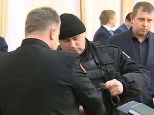 Premierul Arseni Iaţeniuk a declarat că "atunci când ţara este în război şi numără fiecare bănuţ, ei fură de la popor şi stat", relatează Reuters.