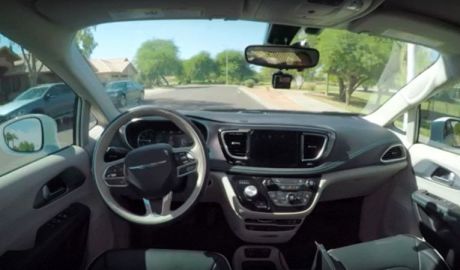 În SUA se lansează primul serviciu de taximetrie cu mașini fără şoferi.