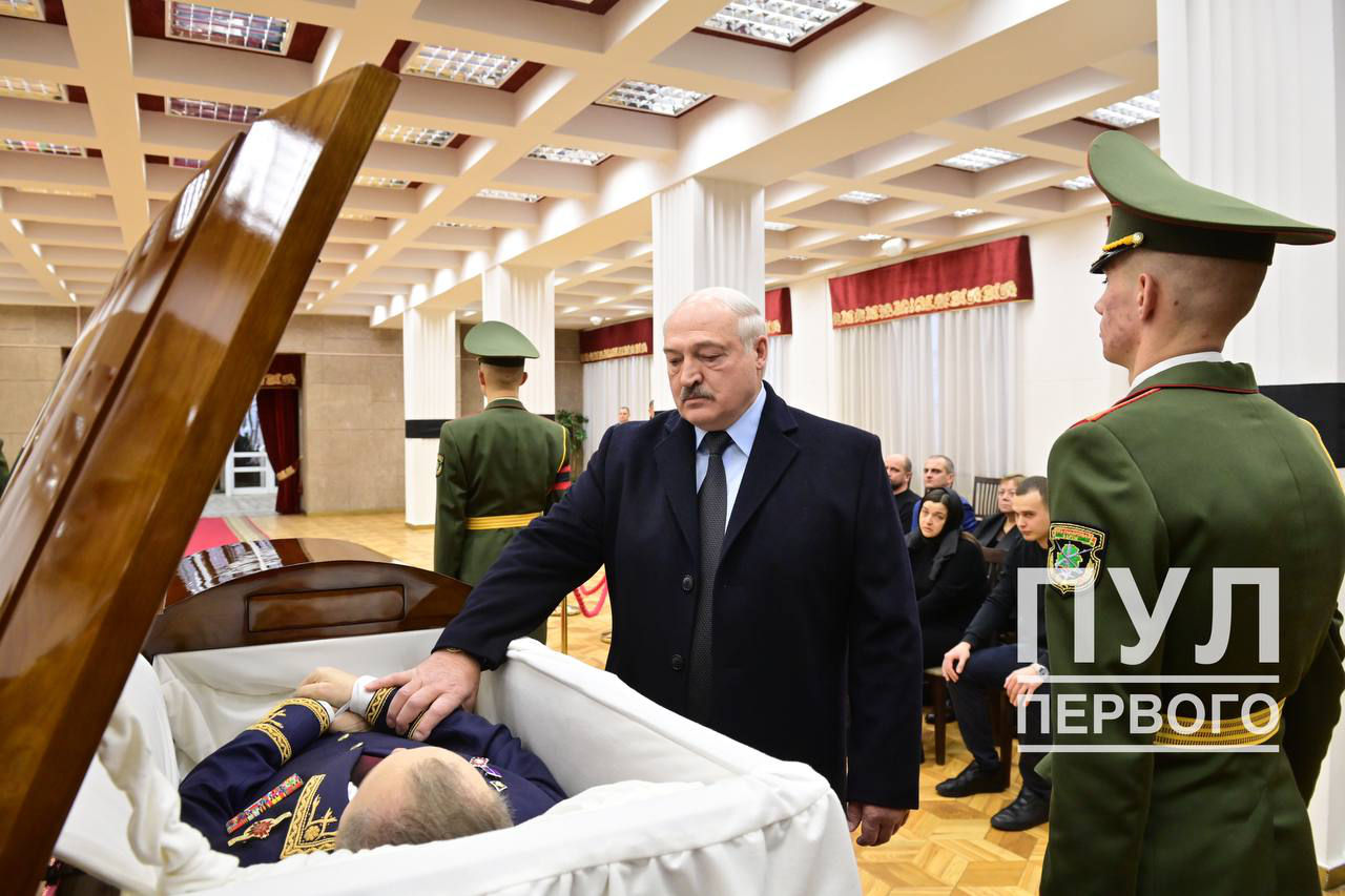 Лукашенко простился с Макеем.